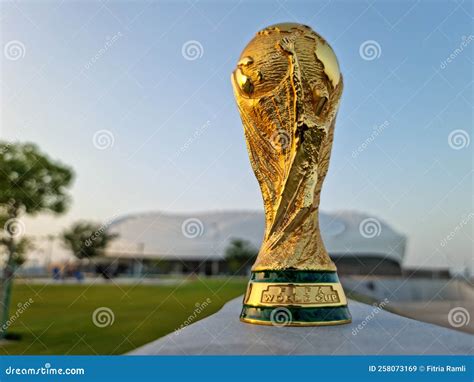 Trofeo De La Copa Mundial De La Fifa Contra El Fondo Del Estadio Al