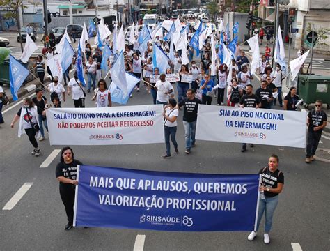 Profissionais protestam em Campinas contra suspensão do piso de