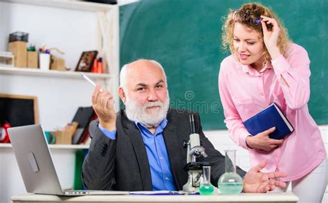 Le Professeur Mature Et étudiant Attirant Concept De Provocation Leçon Privée Flirt Avec Le