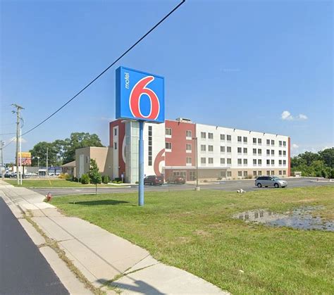 Mishawaka Motel 6 Manager Caught On Video Walking Nude In Hallway