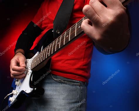 Tocando guitarra eléctrica fotografía de stock Erdosain 10309627