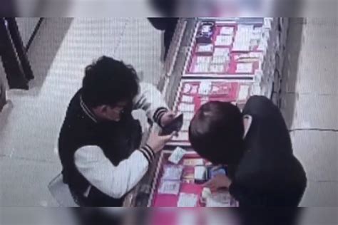 男子一天内光顾10多次金店，花400万买光店内金条，店员果断报警