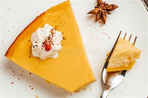 Tarta De Calabaza En Una Lata De Plato Con Crema Batida Fondo De La