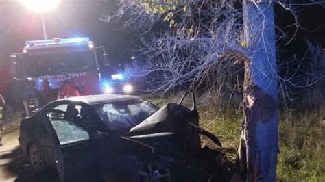 Incidente A San Severo Foggia Auto Contro Un Albero Due Morti