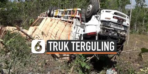 VIDEO Diduga Kelebihan Muatan Truk Bermuatan 20 Ton Bahan Baku