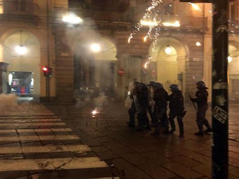 Resetg Scontri A Torino Petardi Contro La Polizia Cronaca