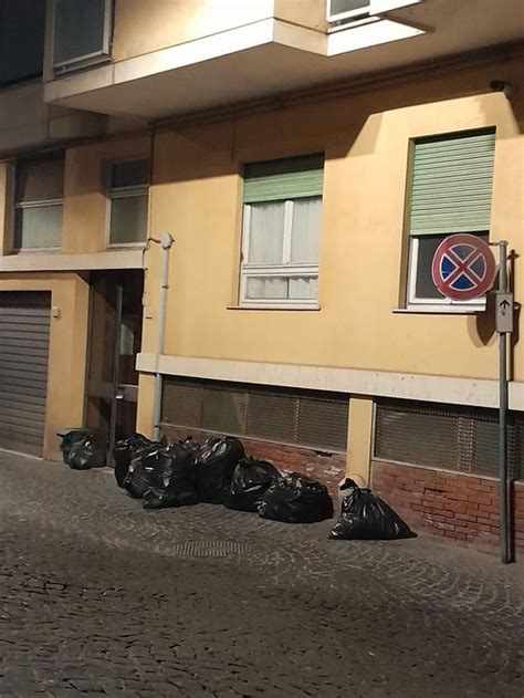 Velletri via dei Lauri invasa dai rifiuti gli incivili sporcano la città