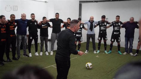 Que grupo do caramba diz Vítor Pereira no vestiário do Corinthians