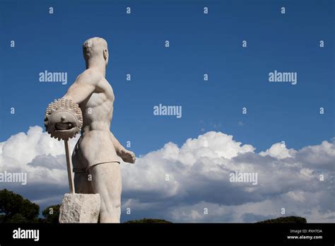 Athlet Statue Im Stadion Dei Marmi Fotos Und Bildmaterial In Hoher