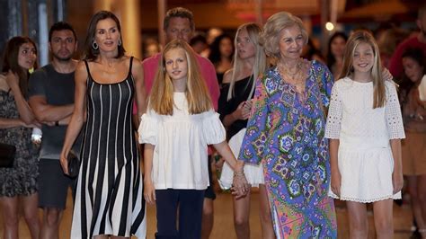 Letizia Sus Hijas Y La Reina Sof A Ma Ana De Domingo En El Mercadillo