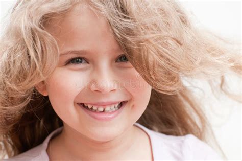 Retrato De Um Sorriso Bonito Da Menina Imagem De Stock Imagem De