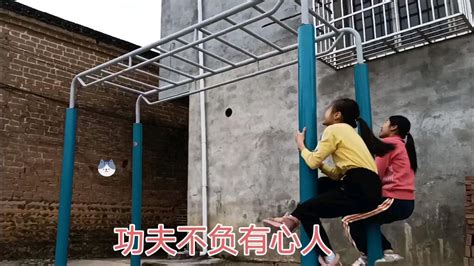 亲戚家小孩们自学的爬杆与翻跟斗 哔哩哔哩