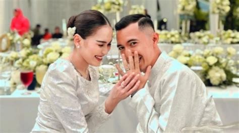 Ayu Ting Ting Sempat Tukar Cincin Saat Tunangan Dengan Muhammad