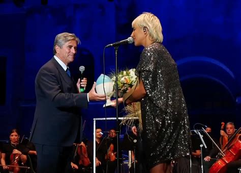 Taranto Ultima Serata Medita Festival Malika Ayane Riceve Il Premio