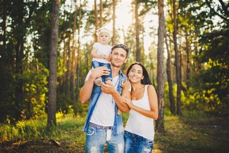 En Stilig Ung Familj Mamma Pappa Och Dotter Ett år Gammal Blonde Som