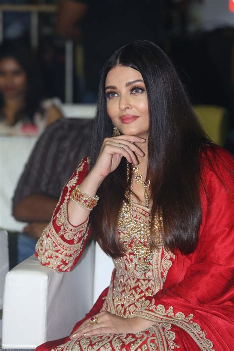 Aishwarya Rai Bachchan Looks Stunning At PS 1 Pre Release Event Filmibeat