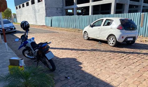 Carro E Moto Se Envolvem Em Colis O Na Esquina Das Ruas General Os Rio