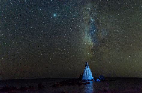 White and black rock formation under starry night, HD wallpaper | Peakpx