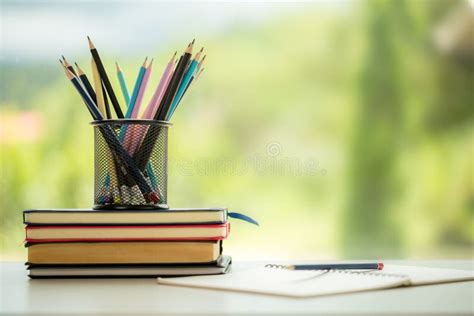 Educación De Objetos Fondo De Naturaleza Verde Con Pila De Libros