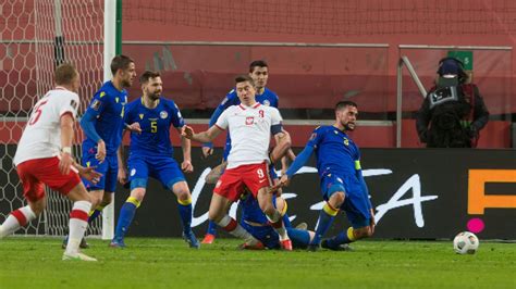 Potężne zamieszanie i nagle Lewandowski łapie się za kolano Oto