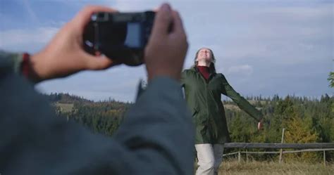 Hombre Cauc Sico Toma Fotos De Mujer Contra Hermosos Paisajes De