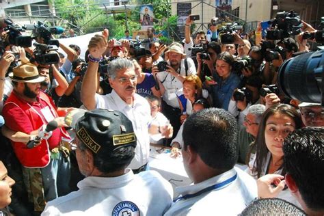 Norman Quijano Futuro Presidente De El Salvador Ejerciendo Su Voto En