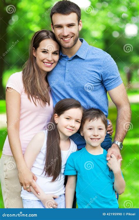 Familia De Cuatro Miembros Feliz Foto De Archivo Imagen De Exterior