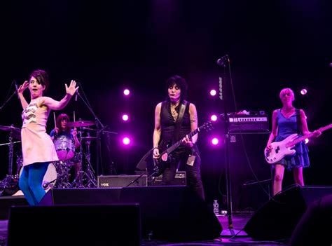 Rebel girls Bikini Kill ganha reforço da incrível Joan Jett em um dos seus raros shows de