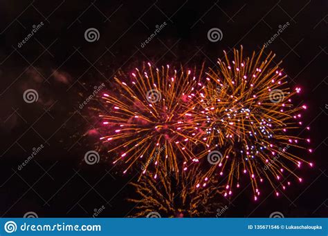 Sorprender Los Fuegos Artificiales Rojos Y Anaranjados En El Cielo