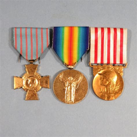 Ensemble De Medailles De La Guerre Croix Du Combattant