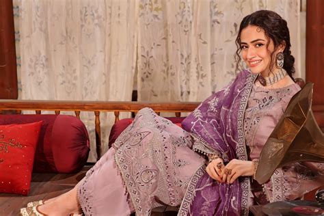 Sana Javed's Ethnic Fashion: A Jaw-Dropping Style Saga - Fashion Times