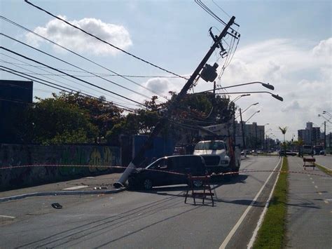 G1 Carro colide poste e trânsito é desviado em avenida de Praia