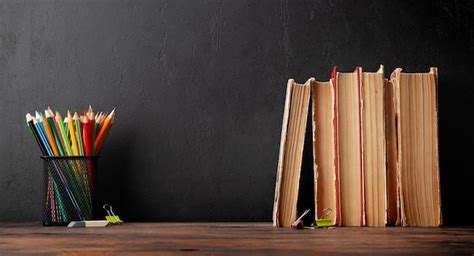 Libros Antiguos Sobre Mesa De Madera Y Pizarra Foto Premium