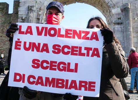 Aggredita Dal Compagno Lei Prima Salva Suo Figlio