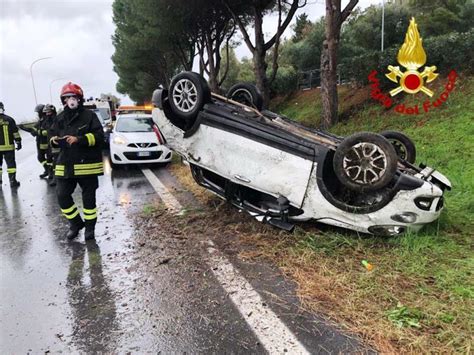 Messina Pauroso Incidente Sull A20 Auto Si Ribalta Un Ferito FOTO E