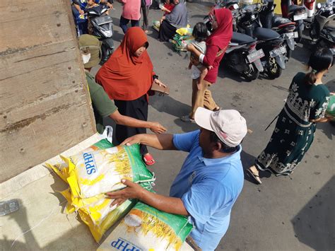 Ironi Negeri Agraris Petani Padi Mengantre Beras Murah Kompas Id