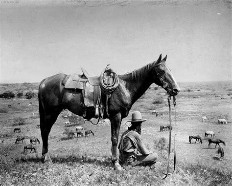 One of the last cowboys of the dying Old West chilling in Texas, 1910 - Rare Historical Photos