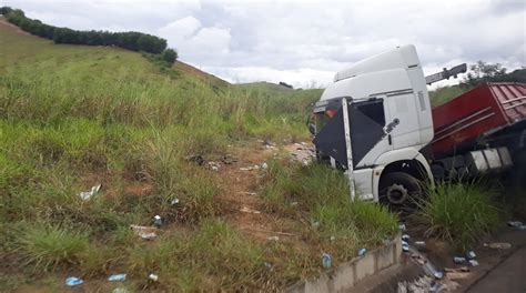 Carreta Carregada Caixas De Leite Tomba Na Br