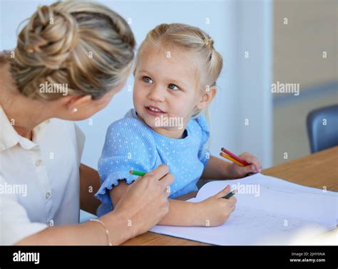 Adorable Petite Fille Apprenant Dessiner Tandis Que La M Re L Aide