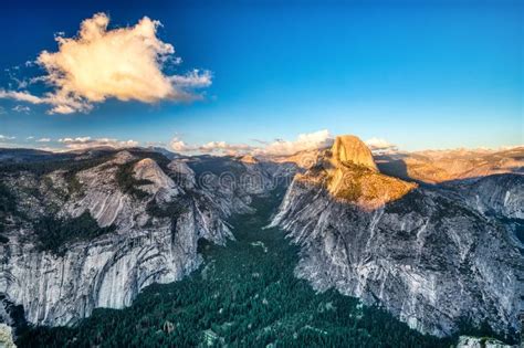 Yosemite Valley Mit Beleuchteter Halbkuppel Bei Sonnenuntergang