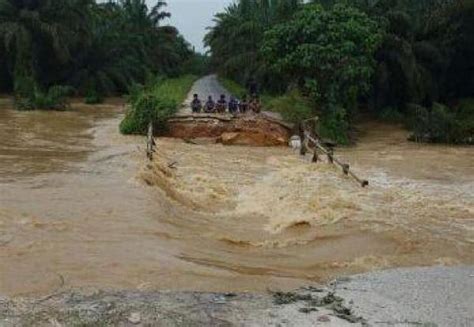 Infopublik Tiga Jembatan Di Kunto Darussalam Ambruk Diterjang Banjir