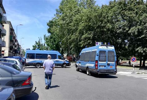 Terrore In Via Odazio Auto Sulla Folla Enne Indagato Per Tentato