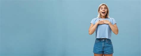 Portrait D Une Tudiante Blonde Tonn E Et Charm E Avec Une Peau Bronz E Dans Un Short En Jean
