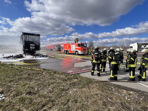 Brennender Lkw Sattelauflieger Auf Der A Einsatzbericht Stuttgart