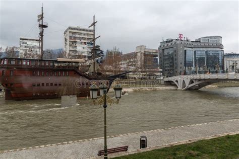 Río Vardar Que Pasa a Través De La Ciudad Del Centro De Skopje El