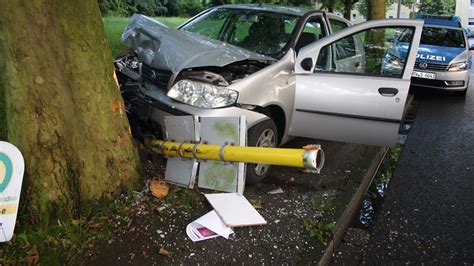 Fahranf Nger Fliegt Aus Der Kurve Und Kracht Gegen Baum