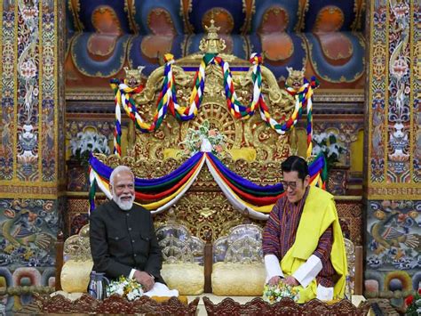 Pm Modis Bhutan Visit भूटान नरेश ने जीता दिल प्रधानमंत्री को प्लेन तक आए छोड़ने पीएम मोदी ने