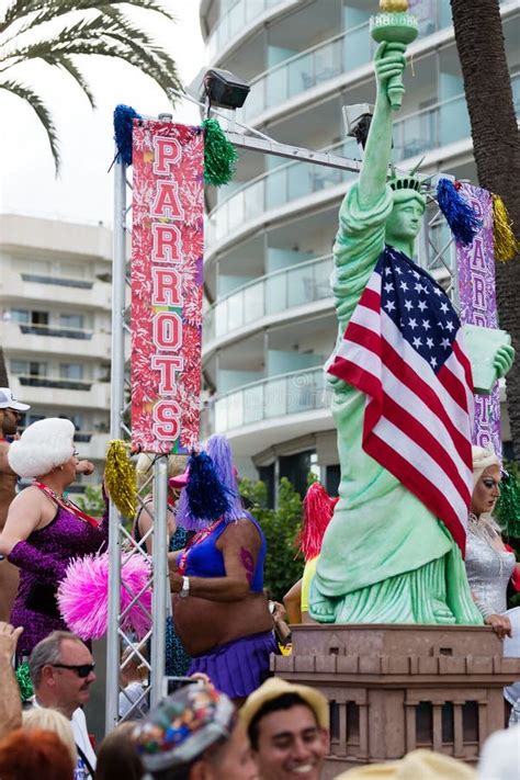 Gente Con La Estatua De La Libertad En El Desfile De Orgullo Gay En Sitges Foto Editorial