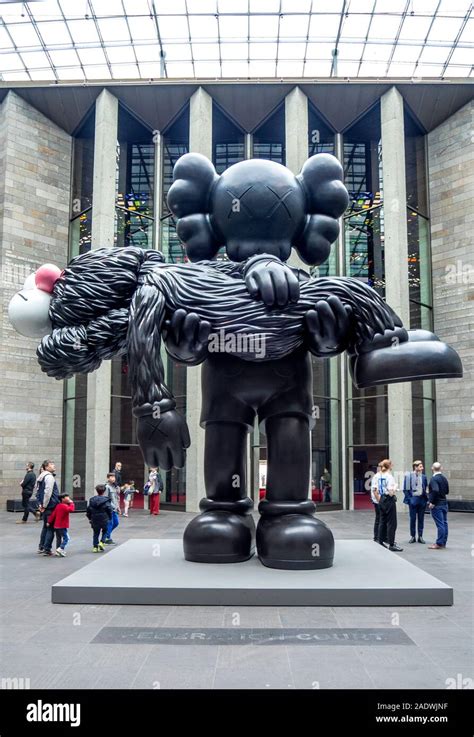 Compagnon géant disparu par Brian Donnelly aka KAWS sculpteur et