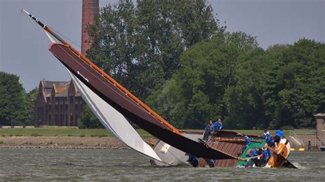 Dokkumer Skûtsje Levert Strijd Met De Wind Bij Lemmer Ahoy Rtv Nof